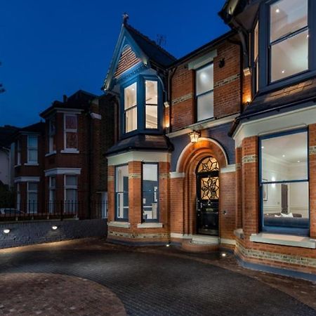 Dream House London With Gym, Cinema And Housekeeper Villa Ийлинг Екстериор снимка