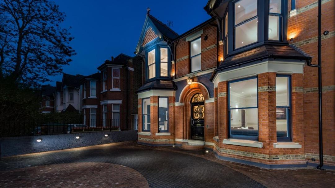 Dream House London With Gym, Cinema And Housekeeper Villa Ийлинг Екстериор снимка