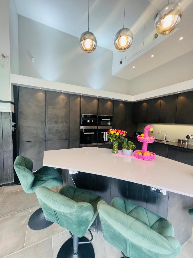 Dream House London With Gym, Cinema And Housekeeper Villa Ийлинг Екстериор снимка