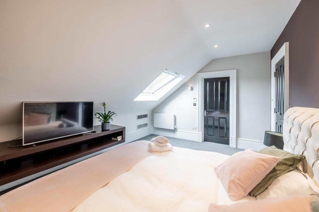 Dream House London With Gym, Cinema And Housekeeper Villa Ийлинг Екстериор снимка