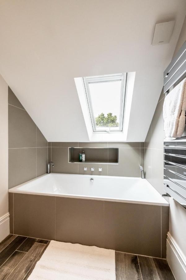 Dream House London With Gym, Cinema And Housekeeper Villa Ийлинг Екстериор снимка