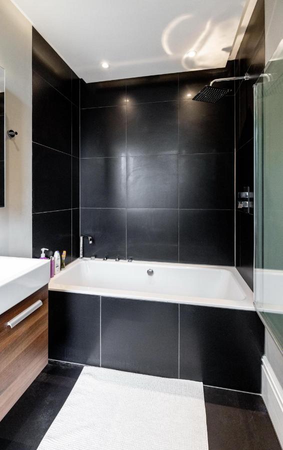 Dream House London With Gym, Cinema And Housekeeper Villa Ийлинг Екстериор снимка