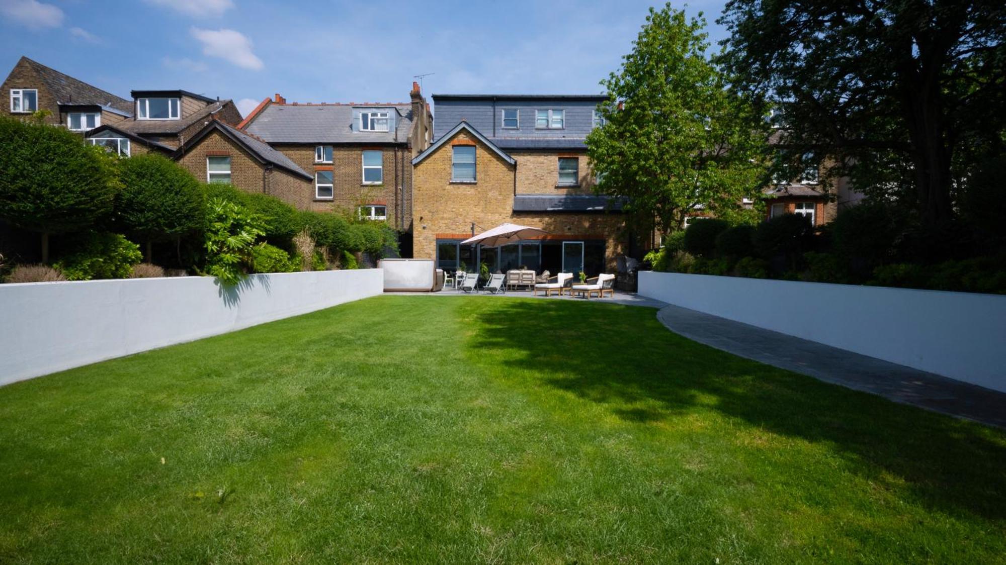 Dream House London With Gym, Cinema And Housekeeper Villa Ийлинг Екстериор снимка